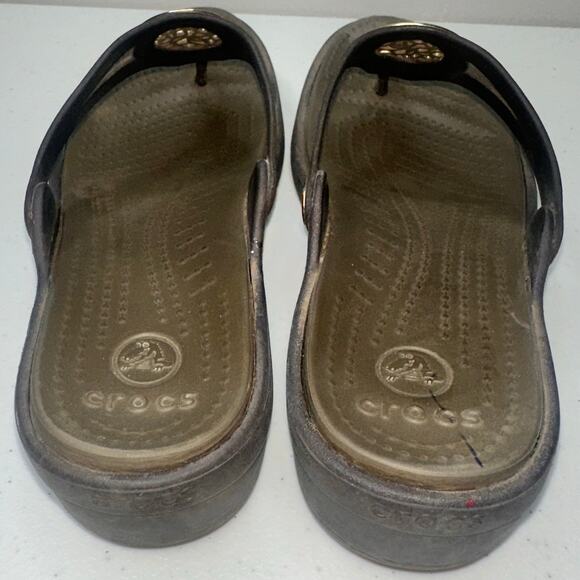 Crocs Sanrah Womens Size 8 Brown Gold Medallion Circle Slide Sandel Flip Flop - Picture 2 of 6